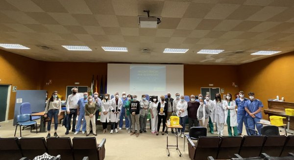 Pacientes de cirugía cardiaca y sus familias visitan el Hospital Clínico antes de operarse