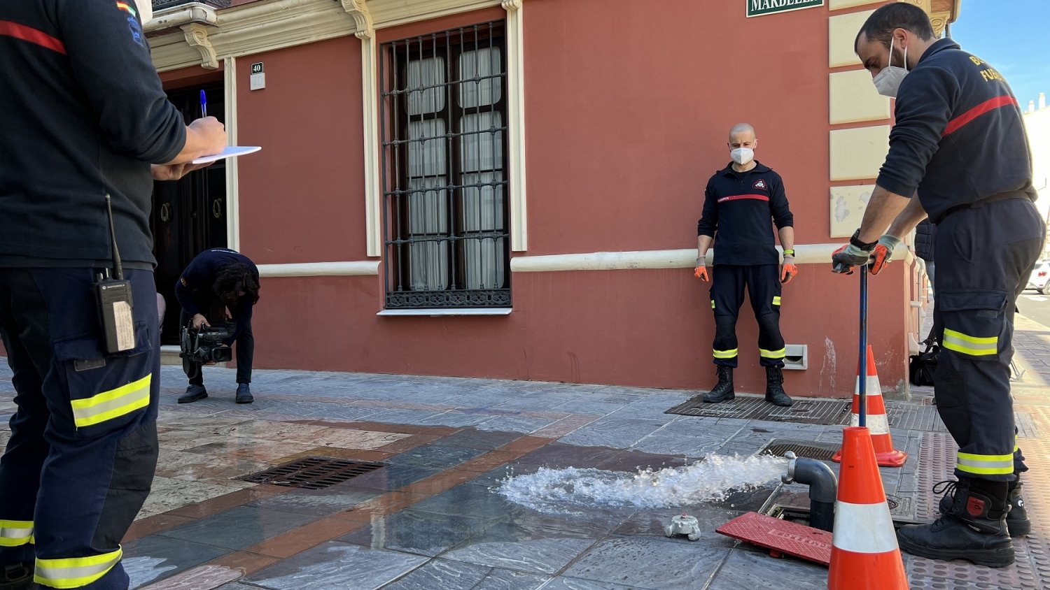 Los Bomberos de Fuengirola revisan la red de hidrantes municipal