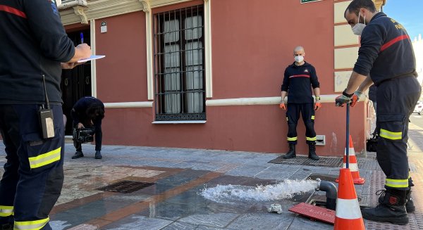 Los Bomberos de Fuengirola revisan la red de hidrantes municipal