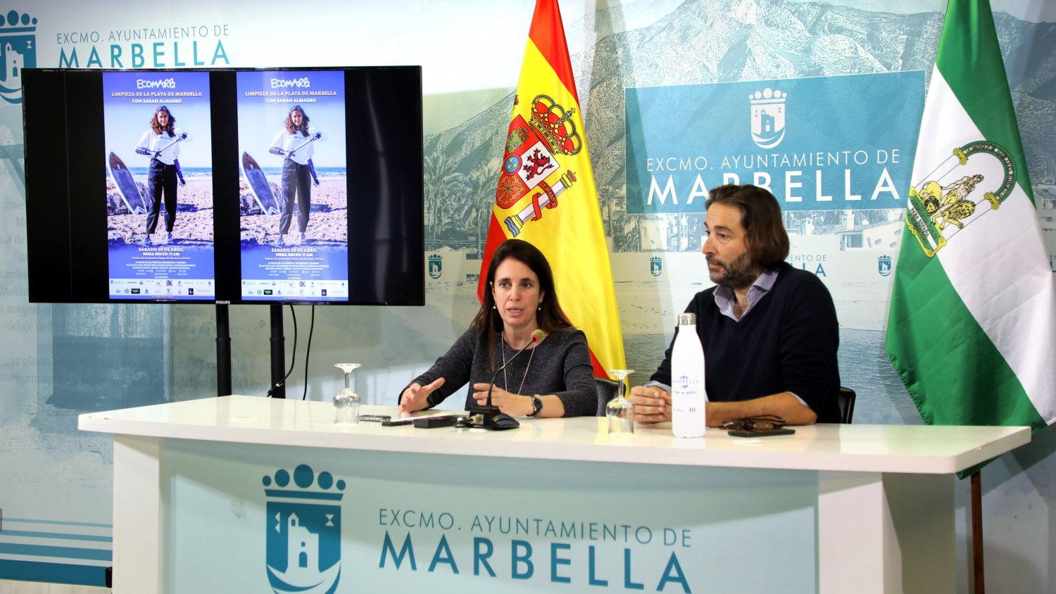 Marbella respalda una jornada de limpieza en la playa impulsada por Ecomarb