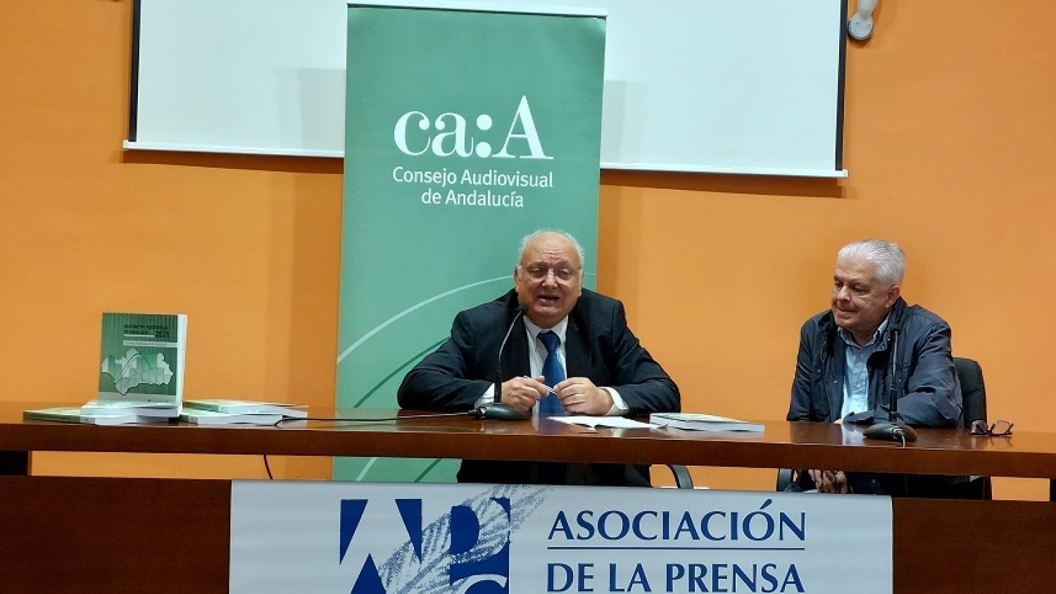 El número de andaluces que ve la televisión a diario desciende casi 6 puntos, según el BAA
