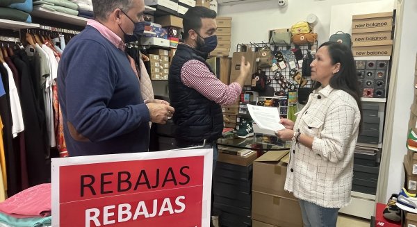 El Ayuntamiento fomenta la tarjeta ‘Fuengirola Joven’ para descuentos en el comercio local