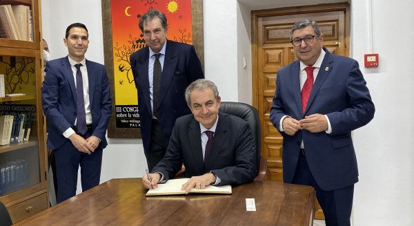 Zapatero presenta en Vélez-Málaga su libro 'No voy a traicionar a Borges'