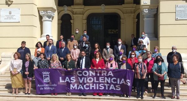 Minuto de silencio en el Ayuntamiento de Málaga en memoria de las víctimas de violencia de género