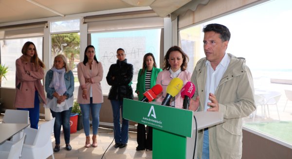 Torrox repondrá su equipamiento de playas tras el temporal con la colaboración de la Junta