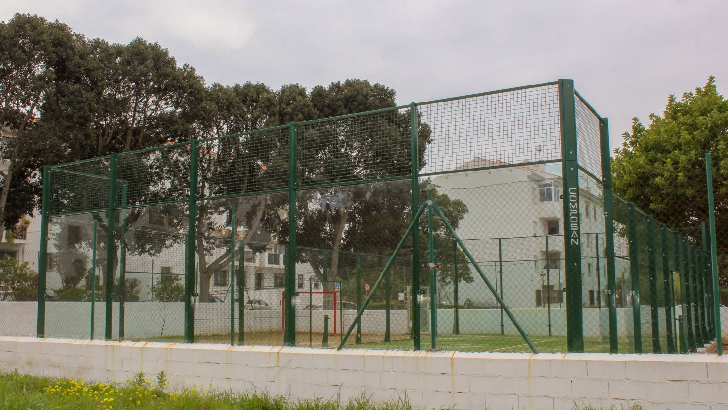 Estepona dota de nuevos equipamientos al extrarradio con una pista deportiva en Las Joyas