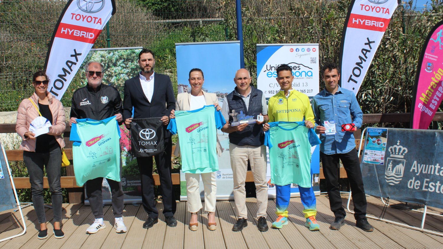 Estepona presenta el trofeo y la camiseta oficial de la I Media Maratón Senda Litoral