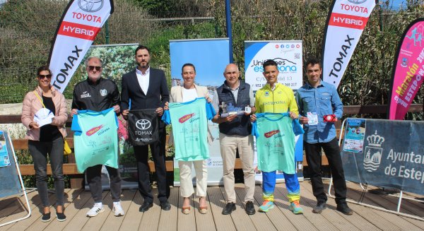 Estepona presenta el trofeo y la camiseta oficial de la I Media Maratón Senda Litoral