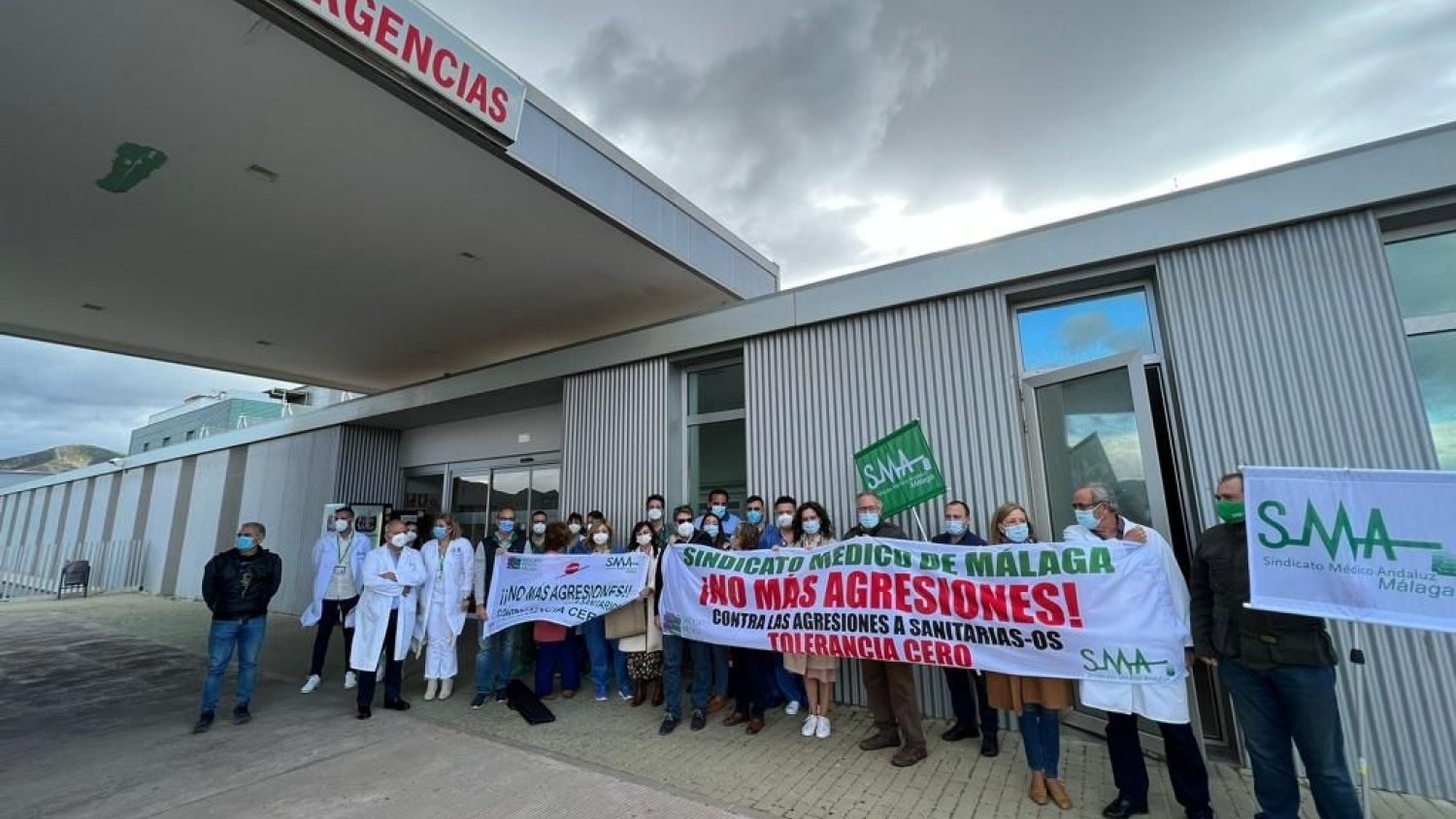Un paciente le tira una papelera a un médico  al negarse a que le hicieran unas pruebas clínicas