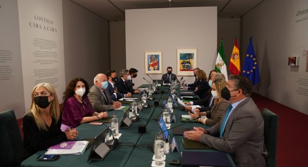 El Gobierno andaluz valora el acuerdo que mejorará las condiciones de 72.000 trabajadores del SAS