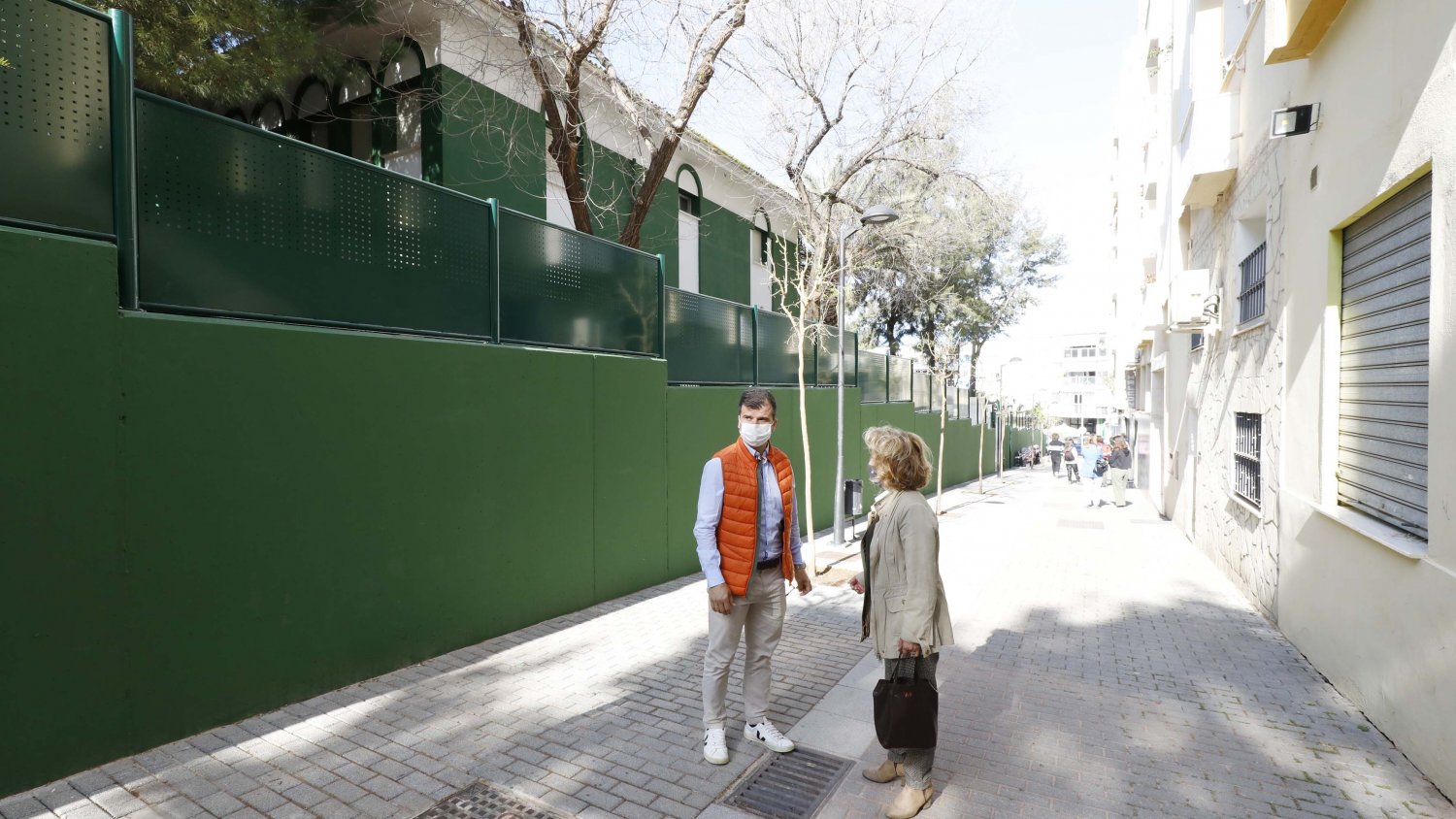 Marbella finaliza la reconstrucción del primer tramo del muro del colegio Federico García Lorca