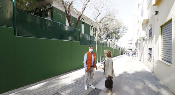 Marbella finaliza la reconstrucción del primer tramo del muro del colegio Federico García Lorca