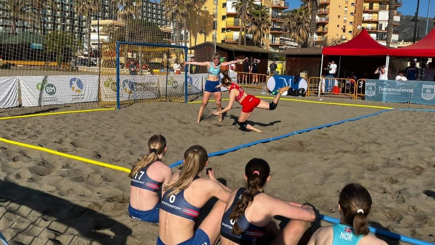 La selección española de balonmano playa femenina disputa en Torremolinos ante Noruega