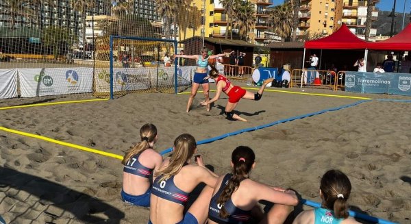 La selección española de balonmano playa femenina disputa en Torremolinos ante Noruega