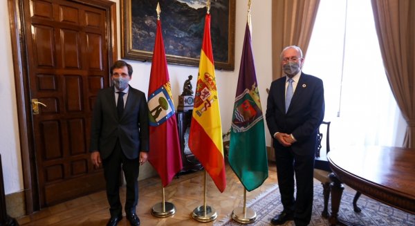 Almeida visita el Ayuntamiento de Málaga con motivo de su participación en la procesión de La Paloma