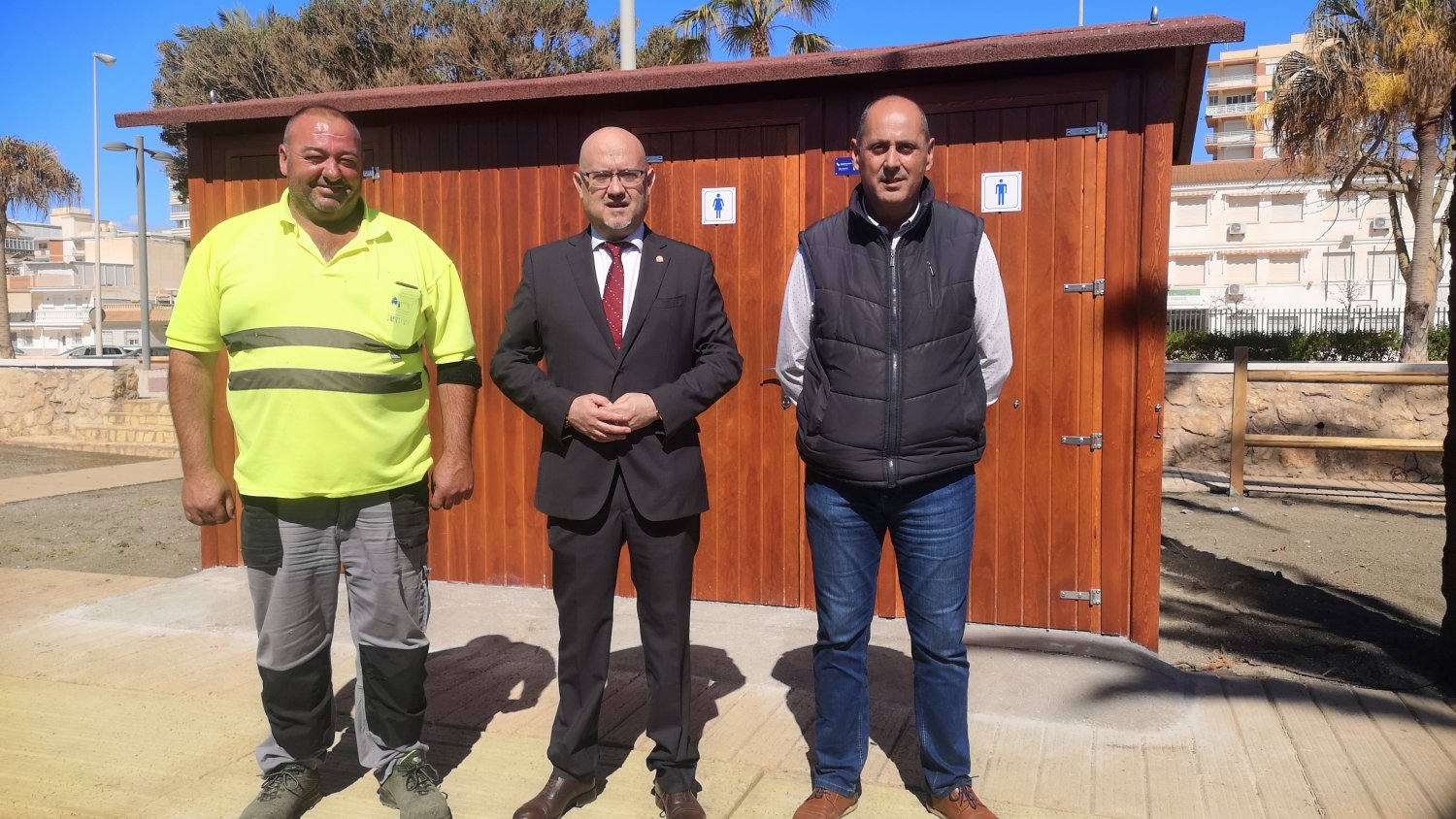 Playas amplía la enfermería del puesto de socorro central de Torre del Mar e incorpora un nuevo baño