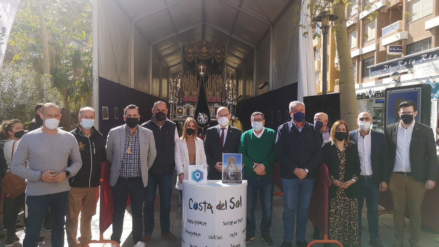 Torre del Mar inaugura la exposición de tronos y enseres de la Semana Santa en el Paseo de Larios