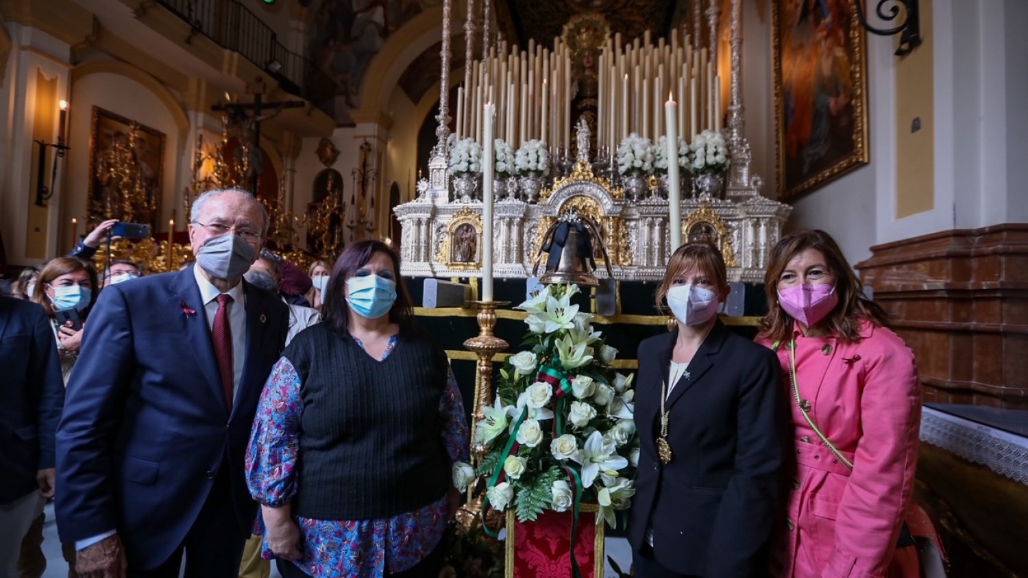 La Virgen de las Penas volverá a lucir un manto elaborado por el Servicio de Parques y Jardines