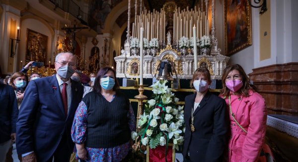 La Virgen de las Penas volverá a lucir un manto elaborado por el Servicio de Parques y Jardines