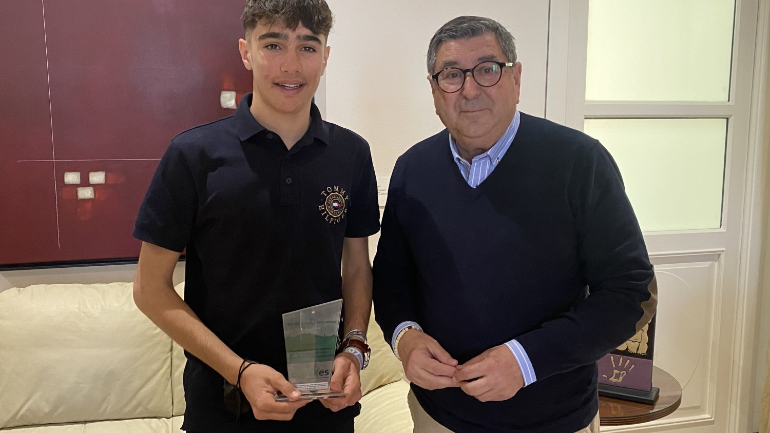 Vélez-Málaga recibe al joven triatleta local Rafael Piña en reconocimiento a sus logros deportivos