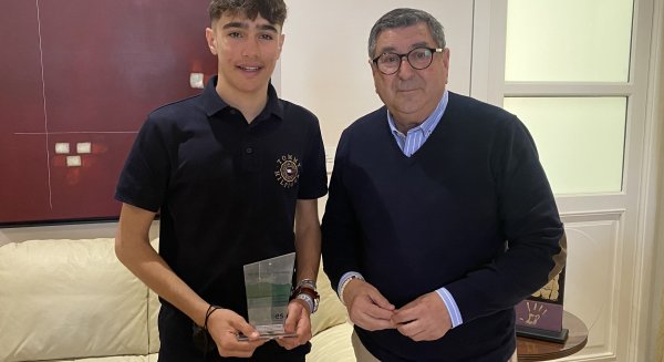 Vélez-Málaga recibe al joven triatleta local Rafael Piña en reconocimiento a sus logros deportivos
