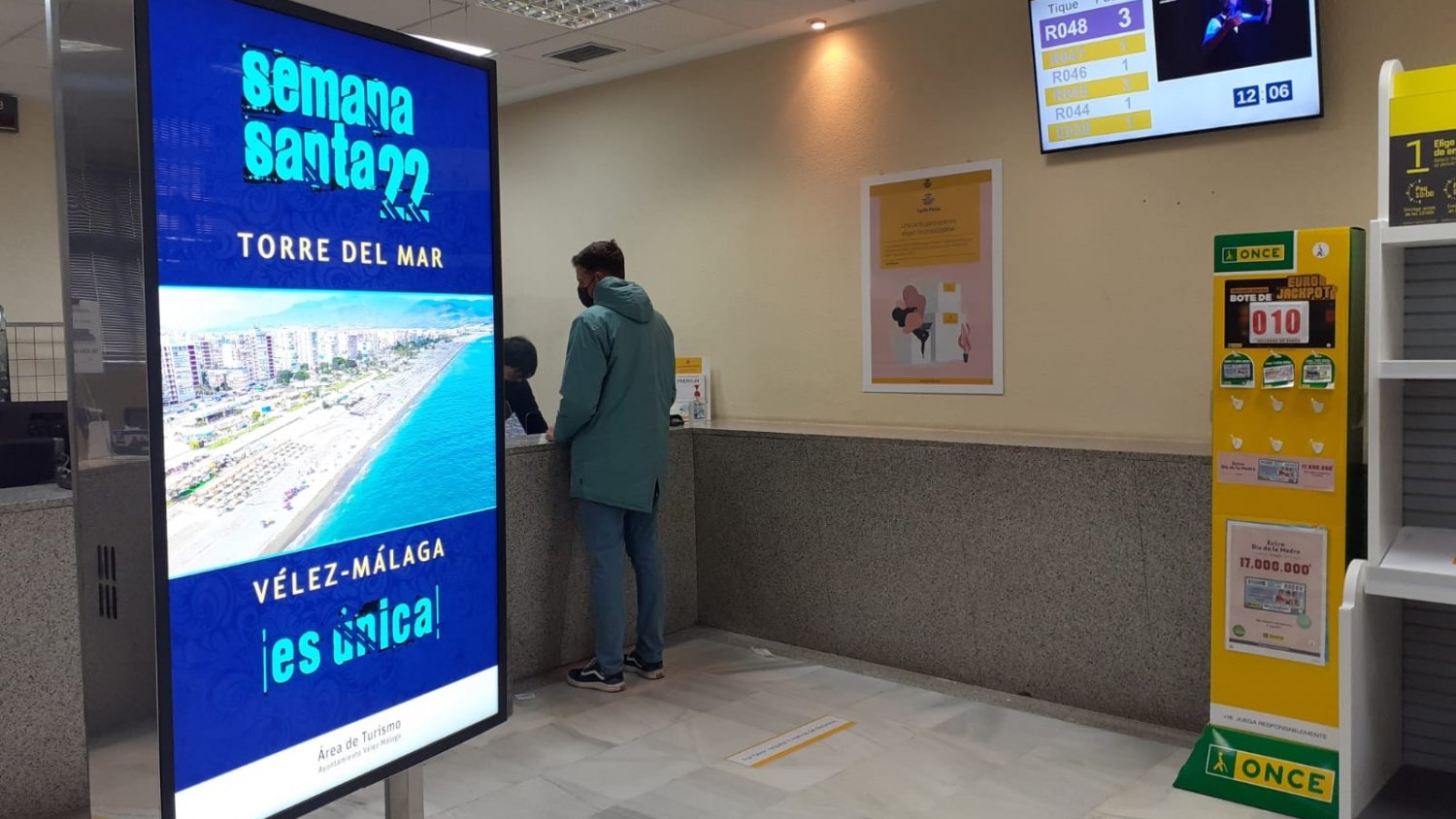 La Semana Santa de Vélez-Málaga se promociona en oficinas de Correos