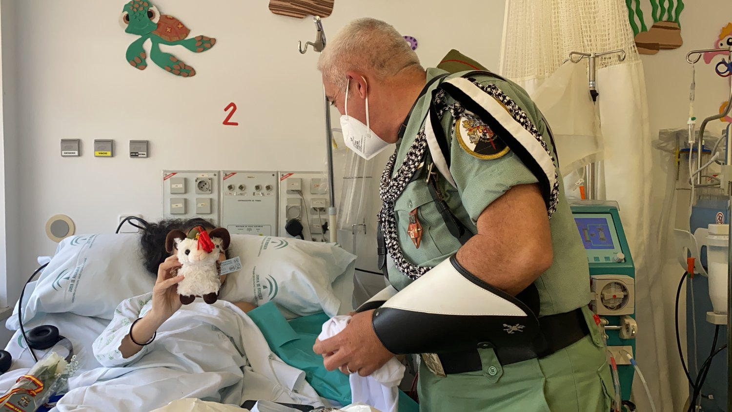Mena y una delegación de La Legión visitan a los menores ingresados en el Hospital Materno Infantil