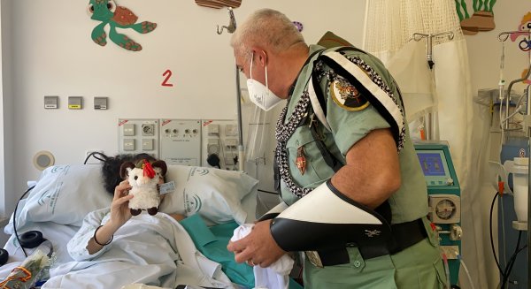 Mena y una delegación de La Legión visitan a los menores ingresados en el Hospital Materno Infantil