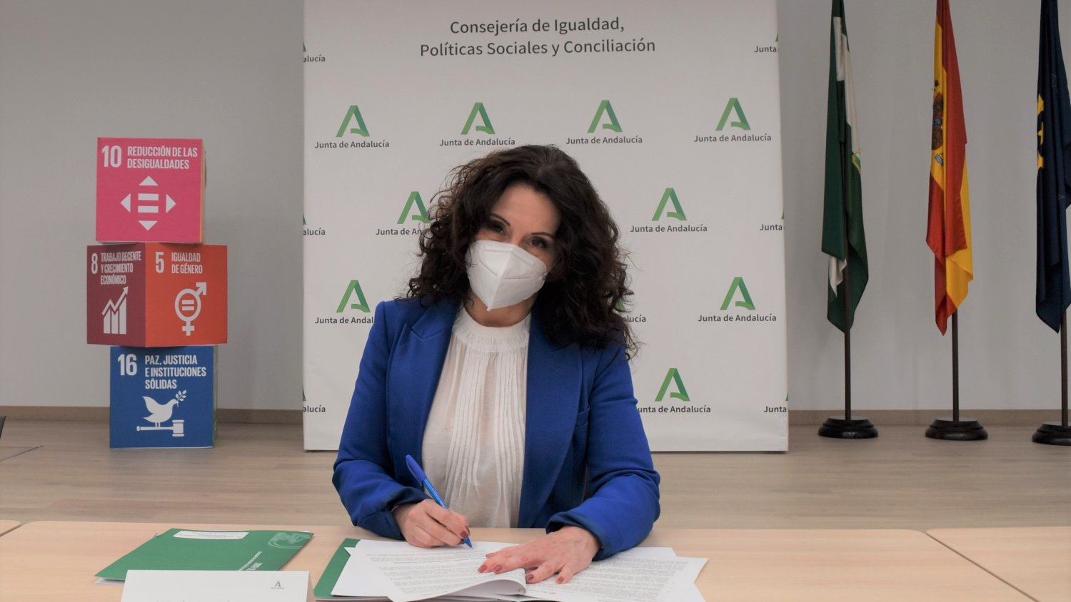 Igualdad impulsa un convenio con entidades bancarias para mejorar la atención a las personas mayores
