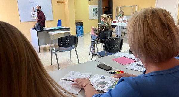 Fuengirola enseña gratis español a los refugiados ucranianos para fomentar su integración