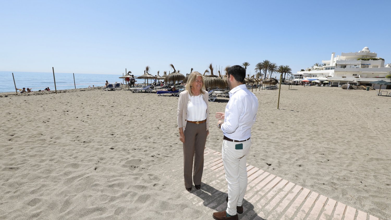 Marbella anuncia que trabajará en horario nocturno para garantizar las mejoras en el litoral