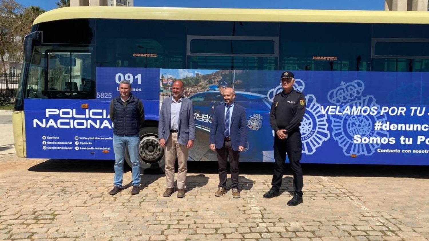 La imagen de la Policía Nacional luce en un autobús en la Costa del Sol