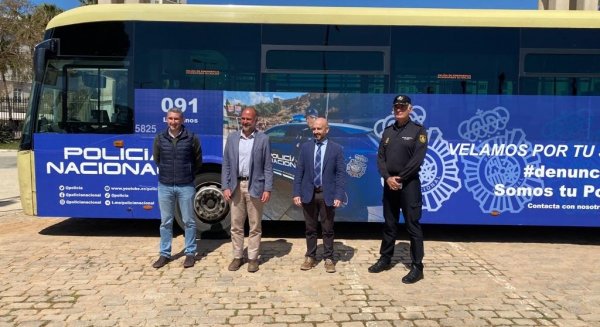 La imagen de la Policía Nacional luce en un autobús en la Costa del Sol