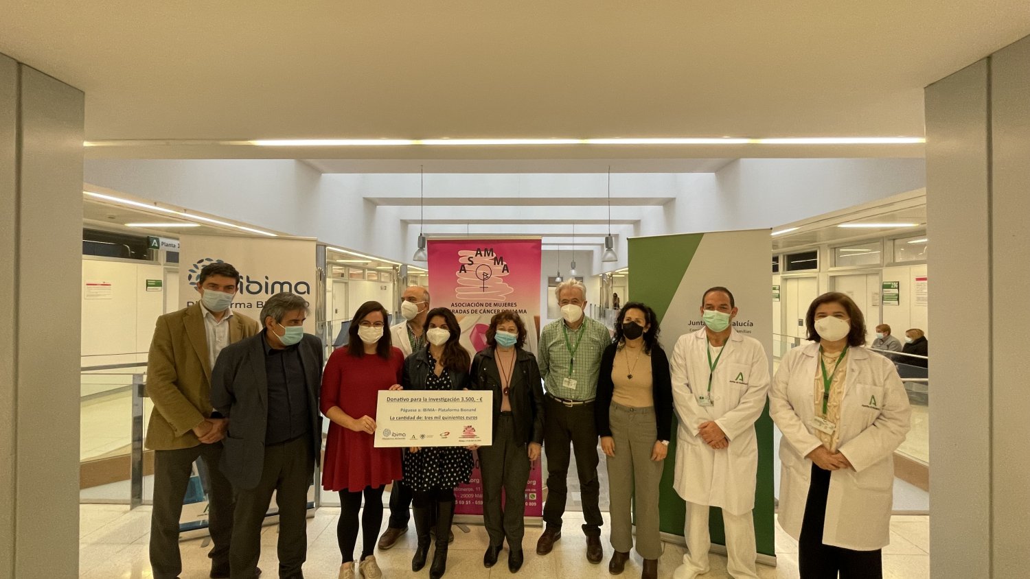 IBIMA recibe de ASAMMA una donación de 3.500 euros para la investigación del cáncer de mama