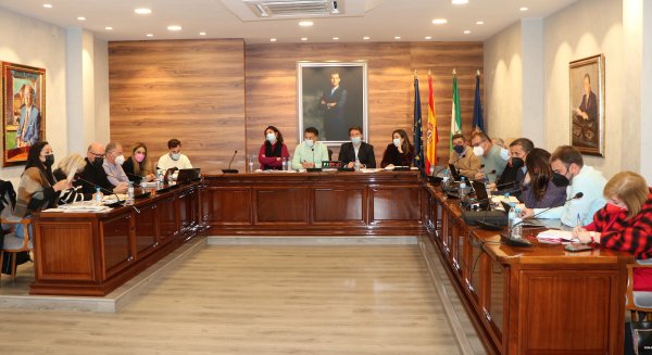 El Ayuntamiento sufragará parte de los costes de movilidad de los estudiantes de Torrox