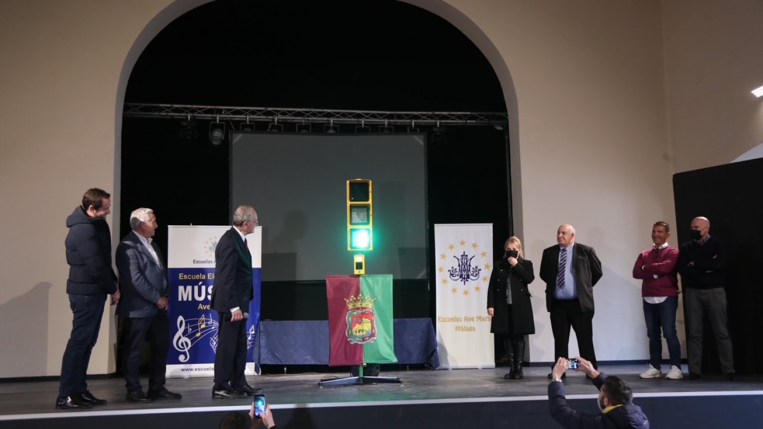 Finaliza la ejecución del semáforo ornamental homenaje a Chiquito de la Calzada