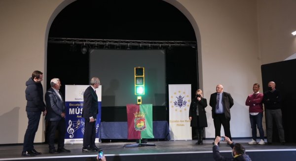 Finaliza la ejecución del semáforo ornamental homenaje a Chiquito de la Calzada