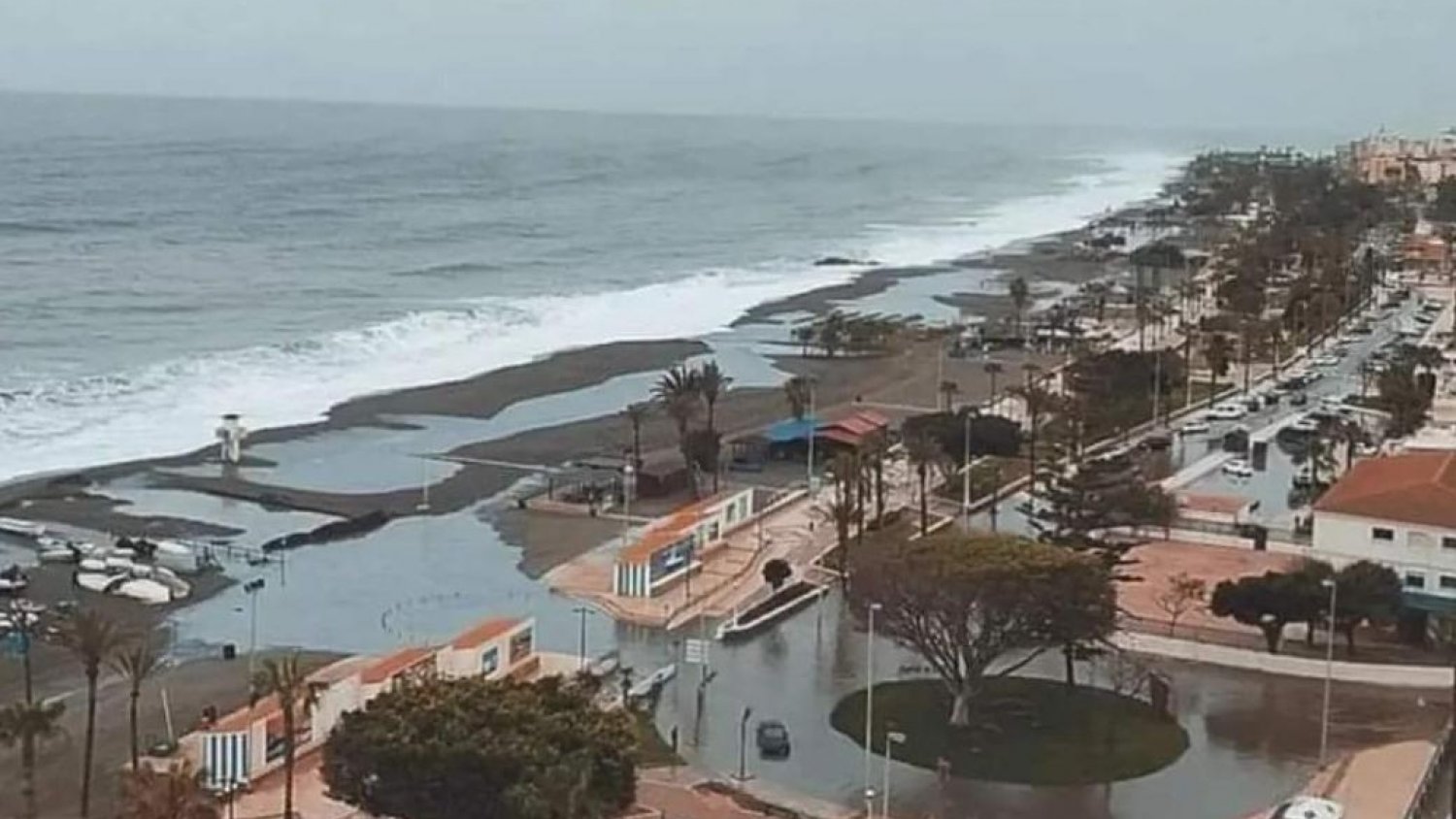 Por Mi Pueblo muestra su apoyo a los empresarios hosteleros de Vélez-Málaga  tras el temporal