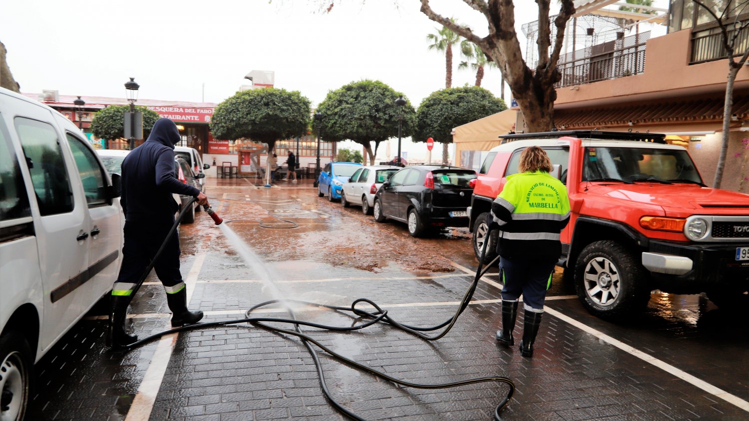 El dispositivo de limpieza por la calima de Marbella actúa en 2 millones de metros cuadrados