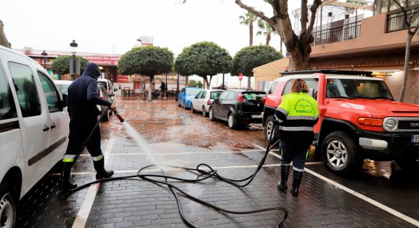El dispositivo de limpieza por la calima de Marbella actúa en 2 millones de metros cuadrados