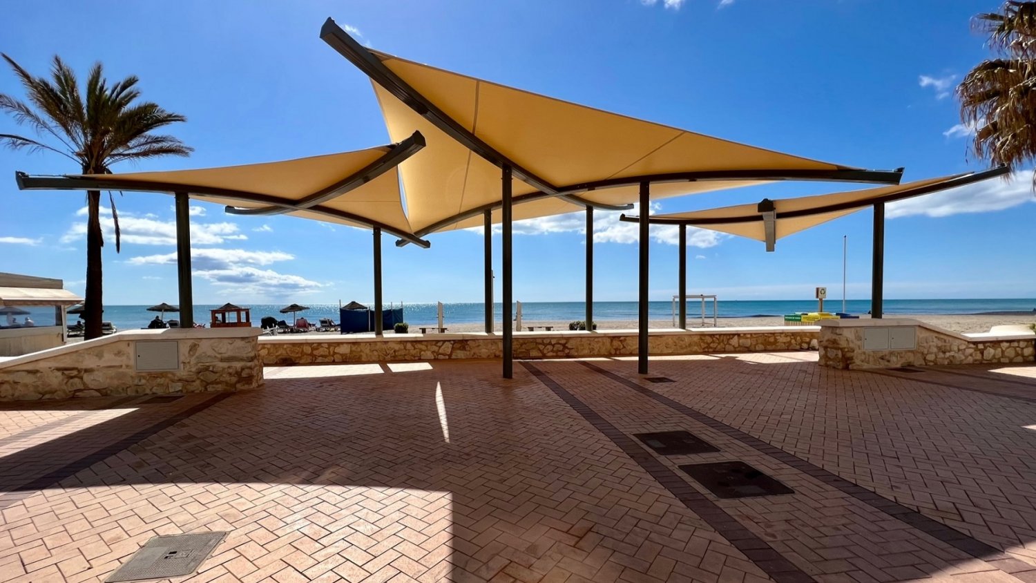 Fuengirola moderniza el Paseo Marítimo con nuevas pérgolas