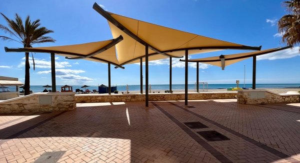 Fuengirola moderniza el Paseo Marítimo con nuevas pérgolas