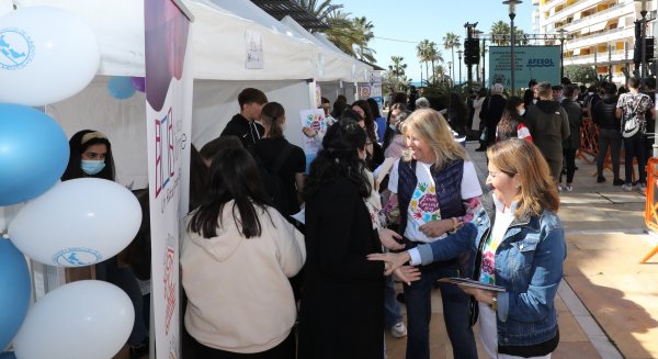 Marbella destaca la “gran labor” de los 36 colectivos participantes en la Feria Social 2022