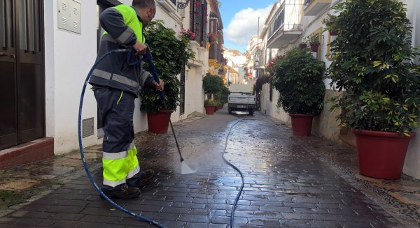 Estepona refuerza el servicio de limpieza viaria con nuevo personal y maquinaria