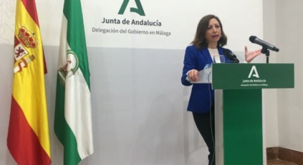 La delegada presenta en Almogía la guía para una Semana Santa segura frente al Covid