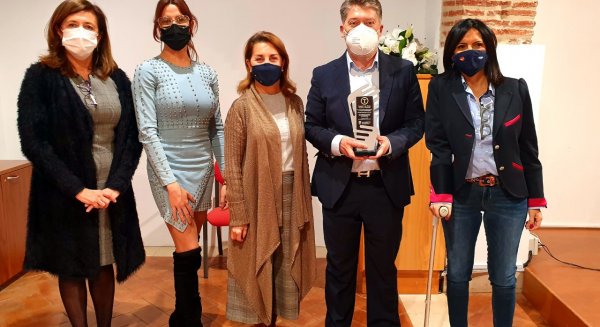 Marbella reconoce al doctor Juan Carlos Casado por su labor de inclusión al colectivo trans