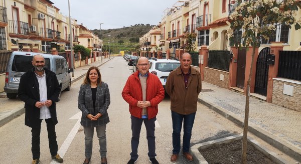 Infraestructuras finaliza los trabajos de reparación de acerado en la calle Los Pinos de Almayate