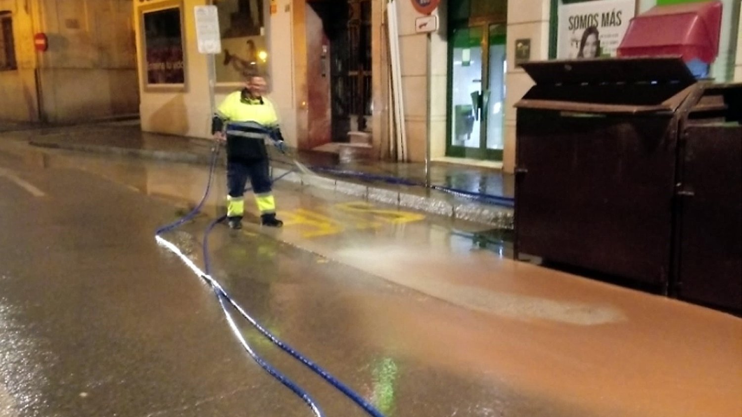 Aguas del Torcal intensifica los trabajos de limpieza y baldeo de calles en Antequera