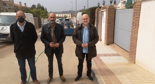 Infraestructuras finaliza las obras de remodelación de acerado en calle Azahar de Vélez-Málaga