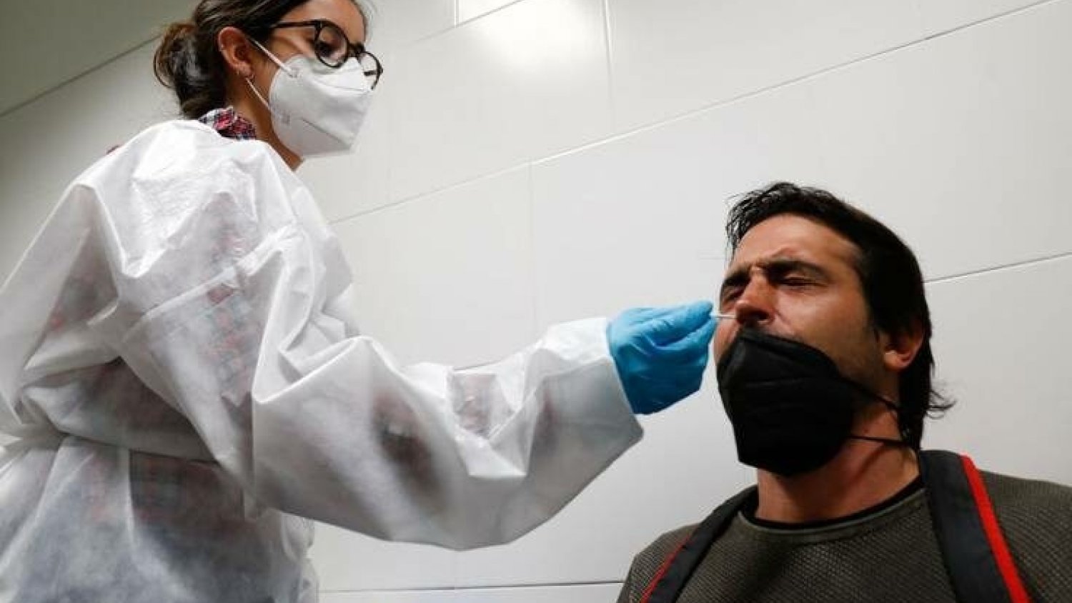 Málaga notifica más de mil contagios y un fallecido por covid-19 en las últimas horas